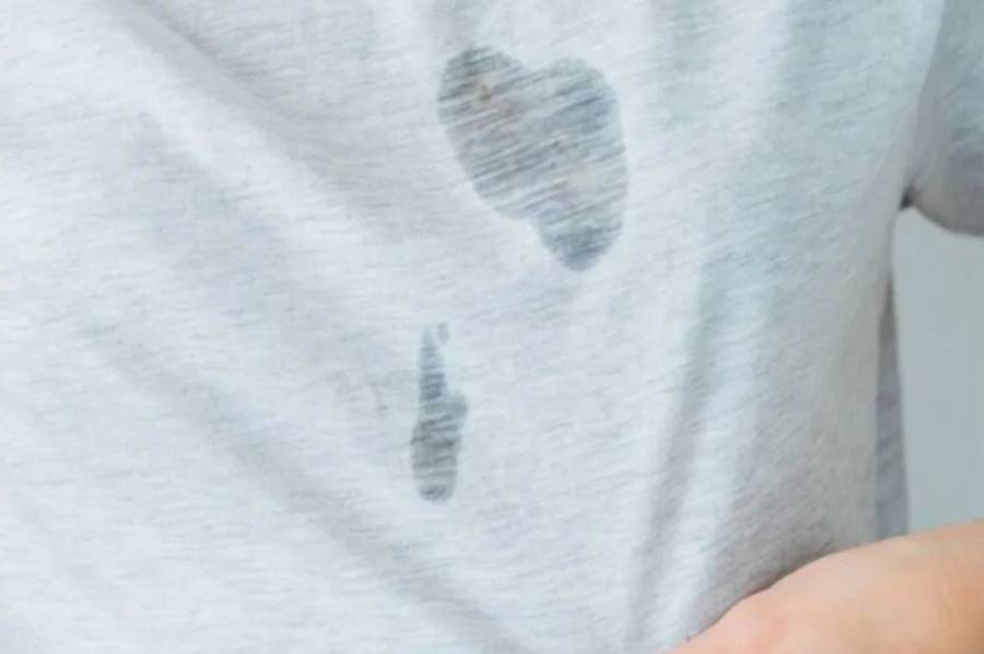Manchas de aceite en la ropa: el truco casero que las elimina sin dejar rastro