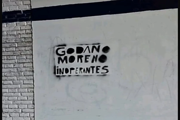 Aparecieron pintadas y banderas contra la CD de Colón
