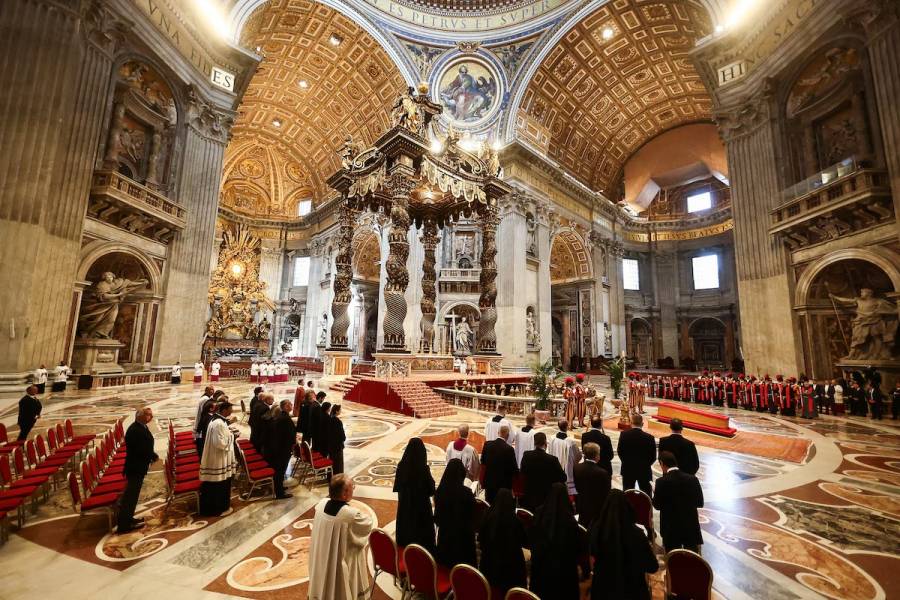 Miles de fieles despiden los restos del Papa Francisco en la Basílica de San Pedro