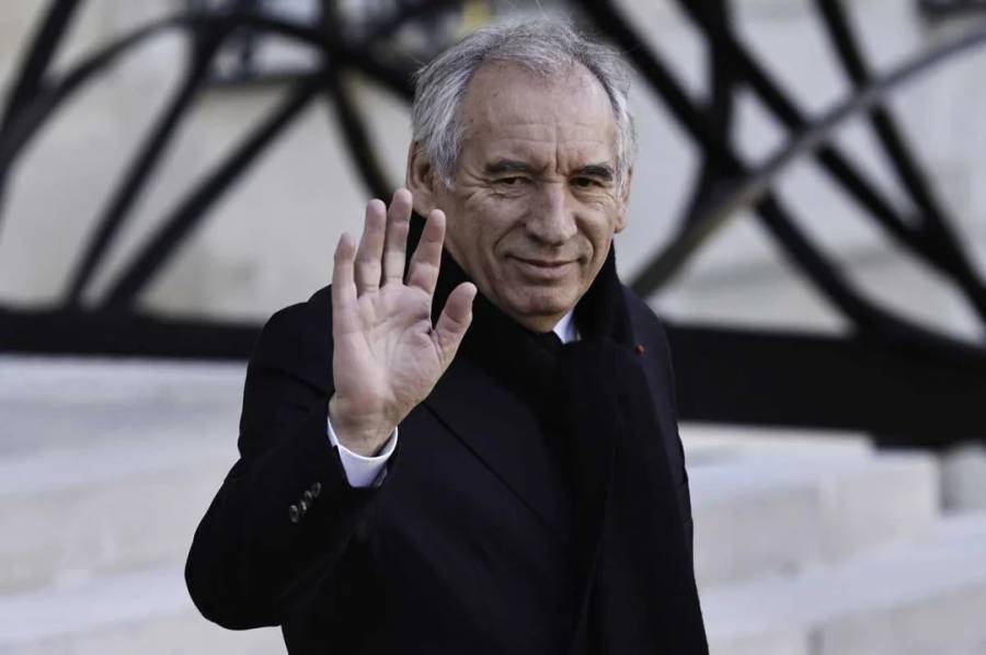 Controversia en Francia por banderas a media asta tras la muerte del Papa