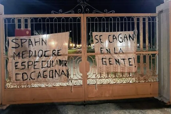 Casasol amaneció con banderas contra Spahn