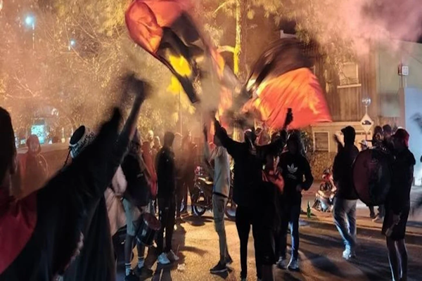 Protesta y bronca de hinchas de Colón en la puerta del club