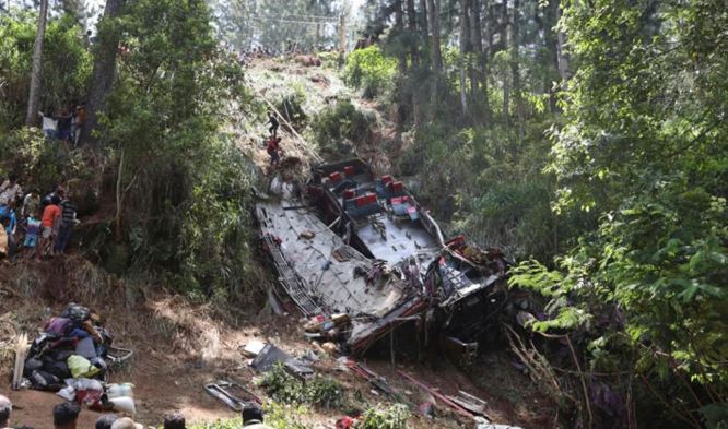 Mueren 21 personas y otras 14 resultan heridas en accidente de autobús en Sri Lanka