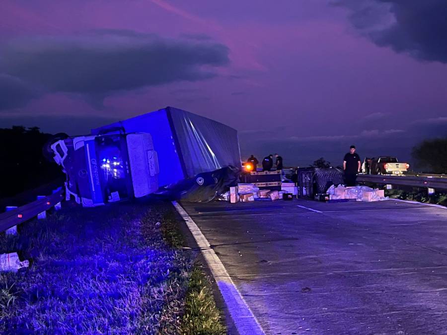 Le tiraron una piedra, perdió el control del camión y volcó