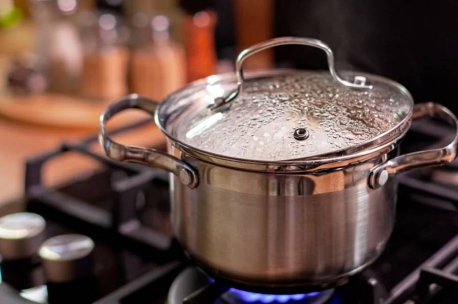 El truco para evitar que el agua se desborde de la olla