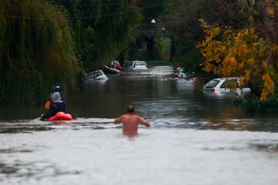 Tormentas en Buenos Aires: hay más de 4.100 evacuados y volvieron a emitir alerta roja para 15 municipios