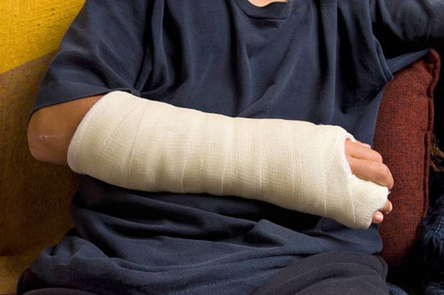 Iba en la moto, se enredó en un cable y se quebró el brazo