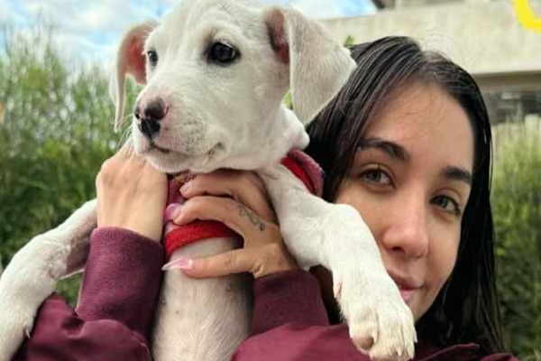 Campana: María Becerra rescató a seis perros tras las inundaciones