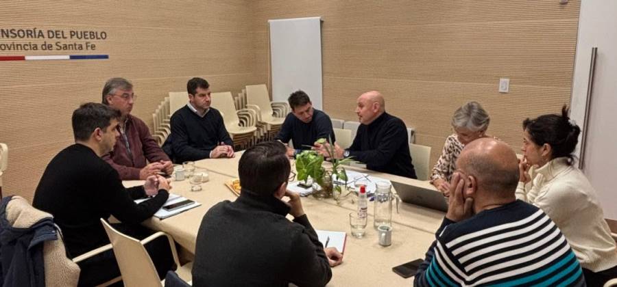 La Defensoría del Pueblo impulsó una mesa de trabajo para abordar la problemática de columnas y cableado 