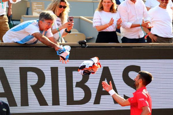 Roland Garros: Djokovic hizo un intercambio con un fan argentino