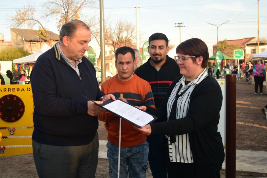 De basural a espacio adaptado: se inauguró la plaza Amigos del Ciego en barrio Yapeyú