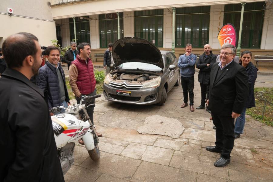 Provincia entregó motos y autos incautados al delito a instituciones educativas 