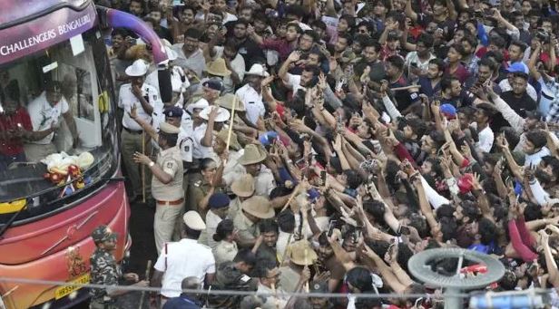 Estampida afuera del estadio de críquet en Bengaluru, India: 11 muertos y 50 heridos