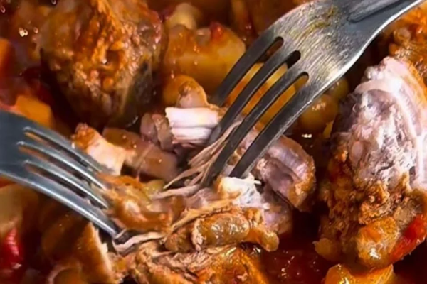 Guiso con costillas de cerdo y garbanzos
