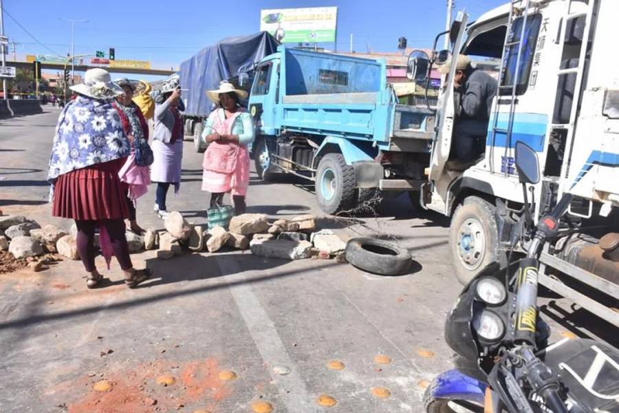 Un operativo de desbloqueo de camino en Bolivia terminó con tres policías muertos y decenas de heridos