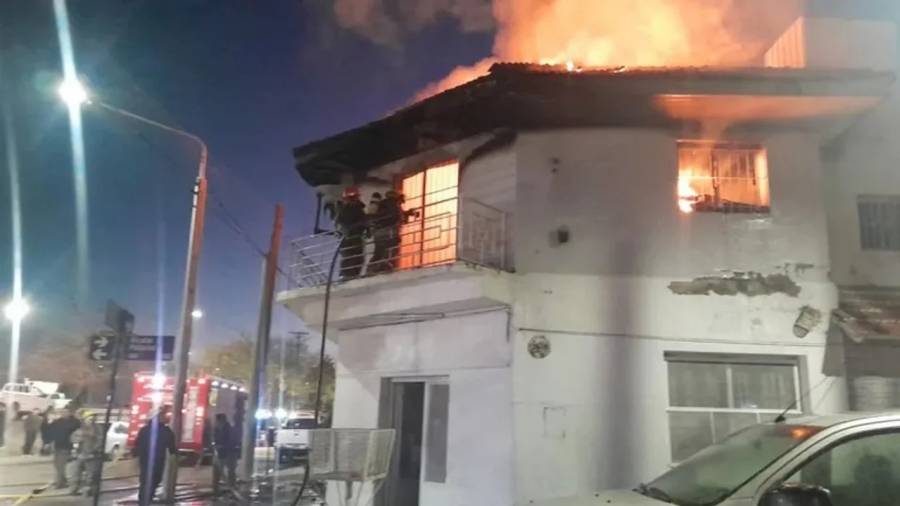 Conmoción en Neuquén: cuatro muertos y un herido grave al incendiarse su vivienda