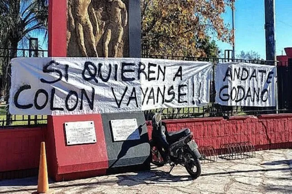 Colón: banderas amenazantes contra la dirigencia