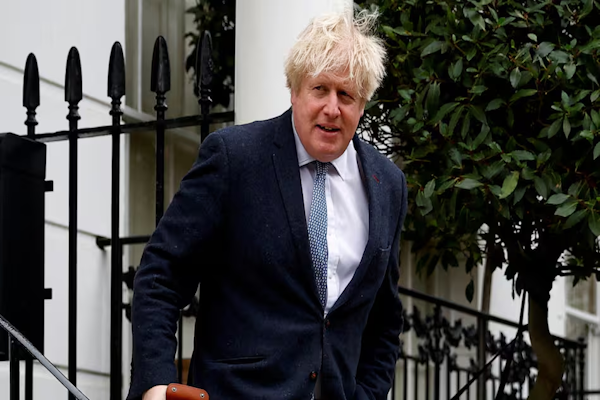 COVID: Boris Johnson pensó en 