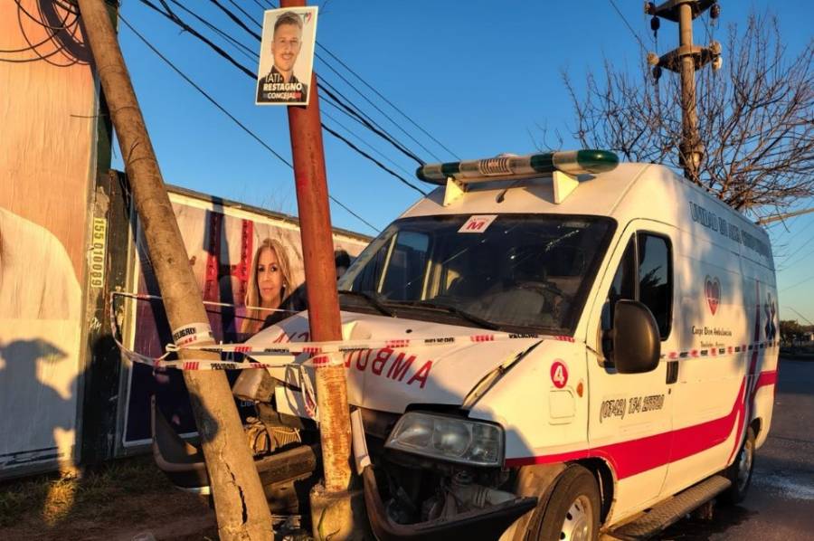 Una ambulancia chocó contra un poste de luz en el norte de la ciudad