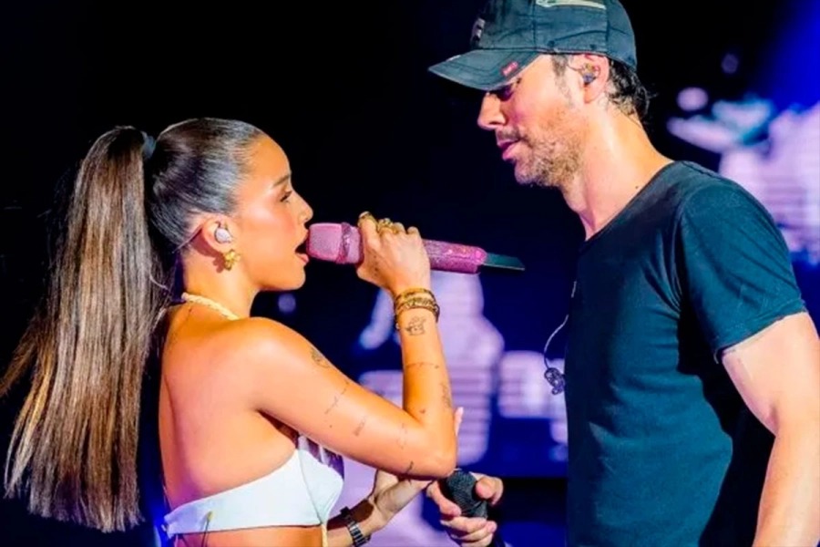 Emilia Mernes y el inesperado beso de Enrique Iglesias en pleno show en España