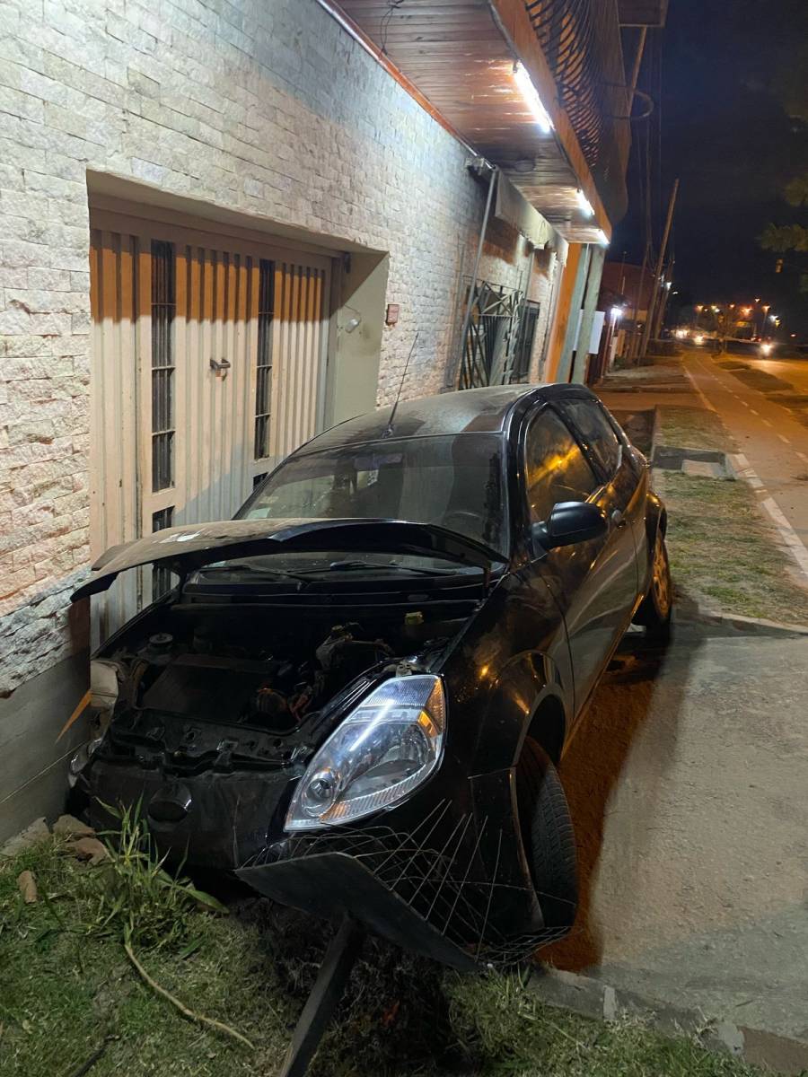 Impactante accidente en la Ruta 1: se durmió, despistó y terminó estacionado frente al garaje de una casa