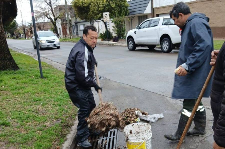 Limpian bocas de tormenta y sectores críticos de la ciudad