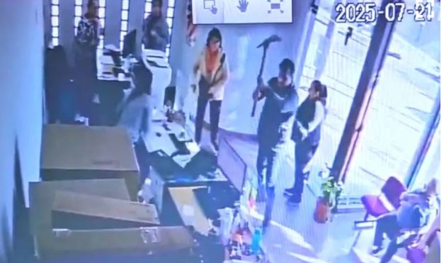 San Jorge: entró con un pico de albañil y destrozó una oficina de la EPE