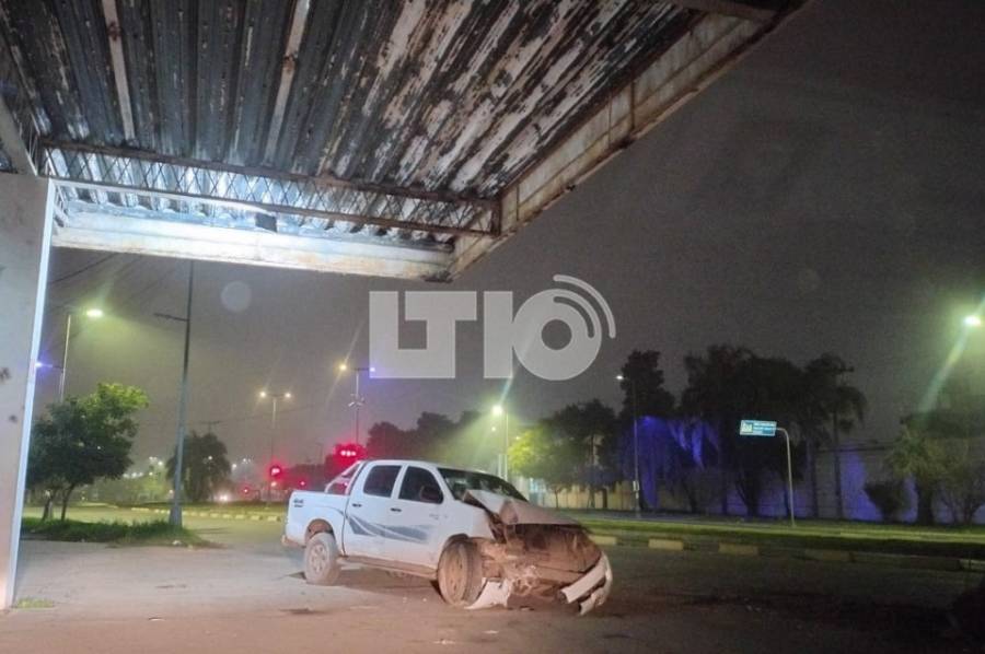 Manejaba una camioneta y chocó contra un poste de alumbrado público