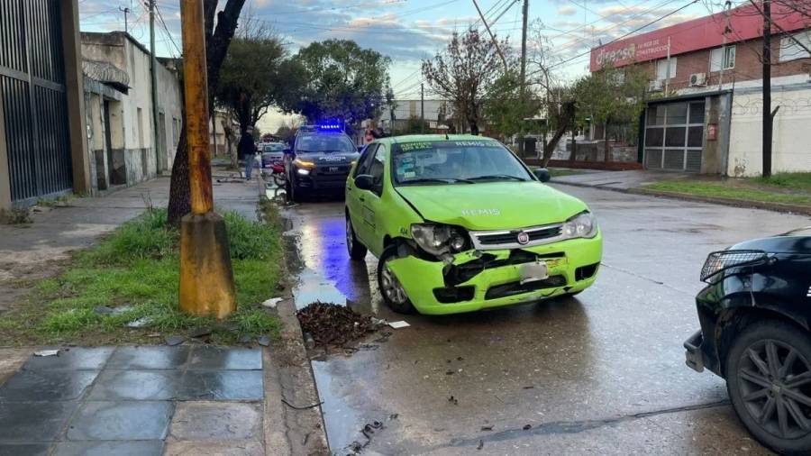 Accidente de tránsito entre un remis y una moto en barrio Parque Juan de Garay