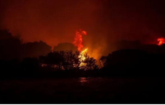Turquía: un incendio forestal azota la nación desde hace dos días y ya son 10 muertos