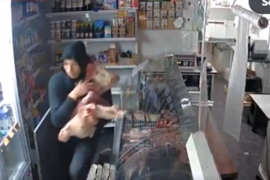 Entró a robar a una carnicería y se llevó la carne al hombro