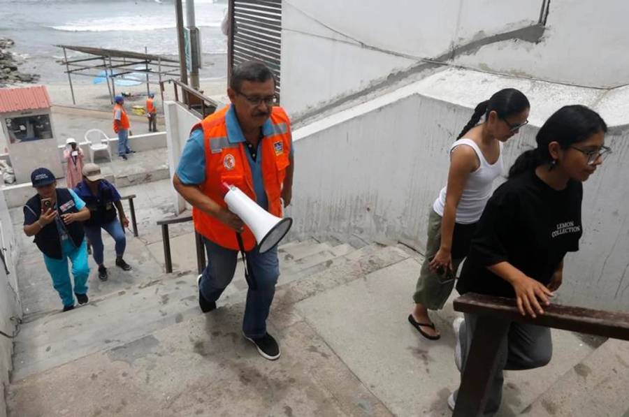 Japón rebaja las alertas de tsunami, pero se mantienen las advertencias