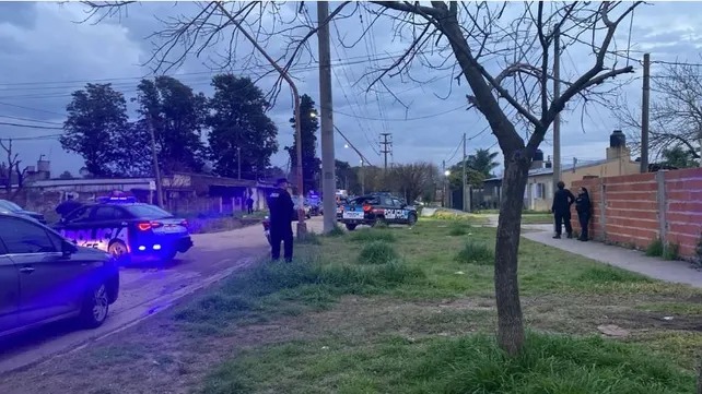 Balacera y tensión en barrio Nueva Esperanza: un policía hirió a su mujer y se atrincheró