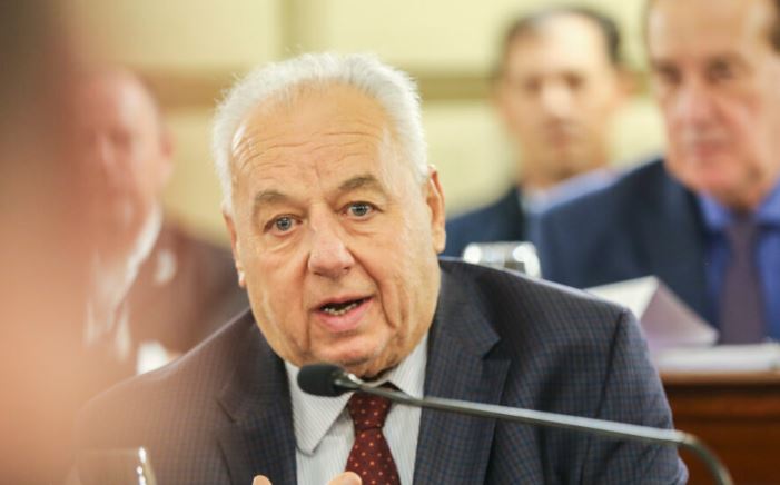 Le robaron el celular al ministro de la Corte Suprema Rafael Gutiérrez en un local gastronómico sobre pleno bulevar Gálvez