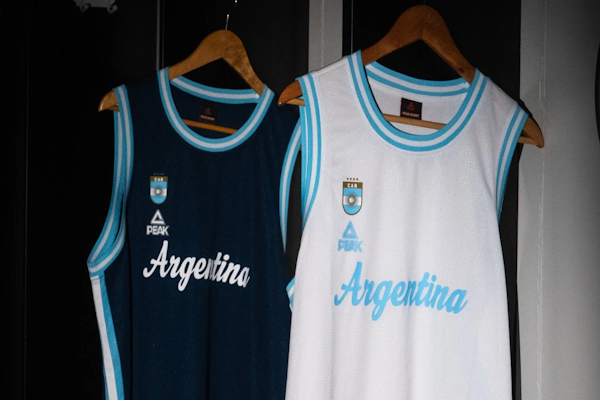 La Selección Argentina de básquetbol homenajea a los campeones del 50