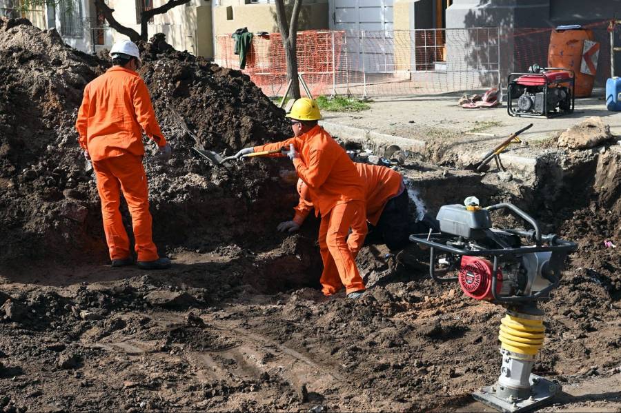 La Municipalidad avanza en la reparación del bache de Alberdi y Calchines