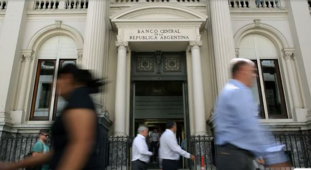 El sindicato de los empleados bancarios acordó un aumento que llevará el sueldo inicial a casi 2 millones de pesos