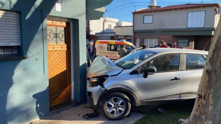 Chocaron un auto y una ambulancia