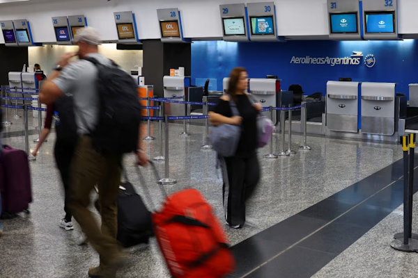 Aerolíneas Argentinas denunció al gremio de controladores aéreos