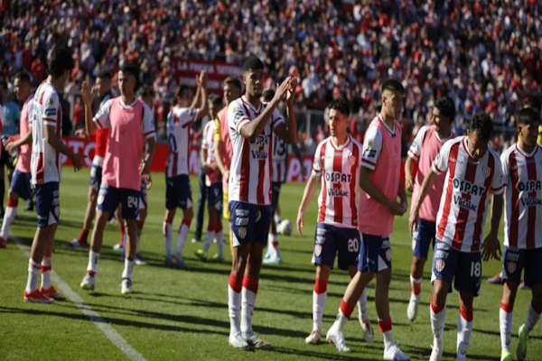  Unión no supo aprovechar el jugador de más y empató con Huracán en el 15 de Abril