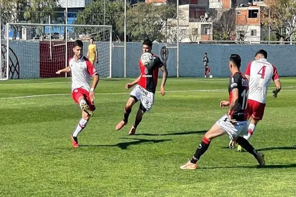 Colón ganó de visitante ante Huracán en Reserva