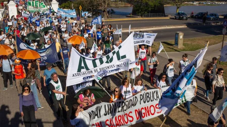 Docentes universitarios paran este lunes y martes en reclamo de un aumento salarial