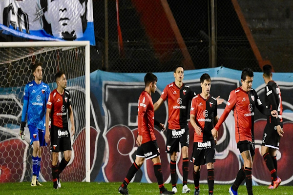 Colón se sigue hundiendo sin reacción, derrota ante Defensores de Belgrano