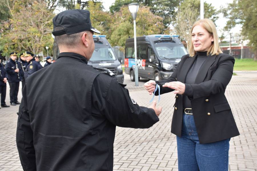 Provincia entregó a la Policía 5 minibuses para trabajar en investigación criminal