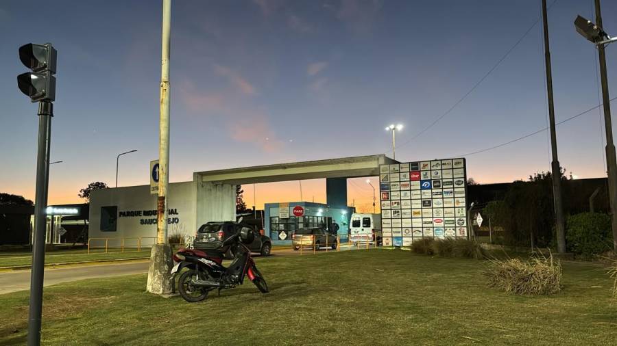 Bomberos controlaron un incendio en una fábrica del Parque Industrial 