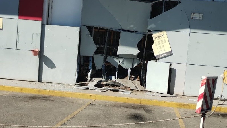 Una camioneta terminó incrustada en la pared de un supermercado: “Tuvo problemas con la caja automática