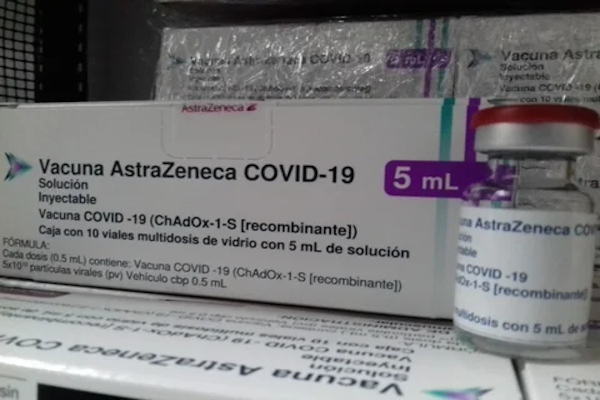 Demandan a AstraZeneca por la muerte de un futbolista