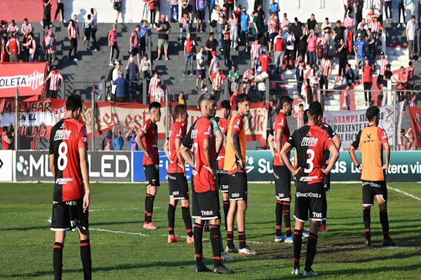 El DT y los jugadores de Colón…sin hablar