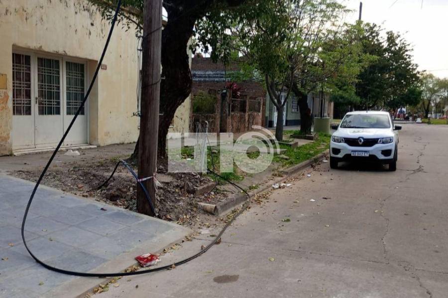 Un camión de basura enganchó unos cables y dañó una camioneta