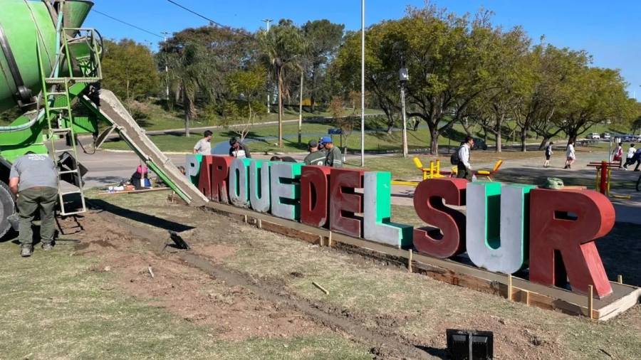 Comenzaron a instalarse letras corpóreas en el Parque del Sur